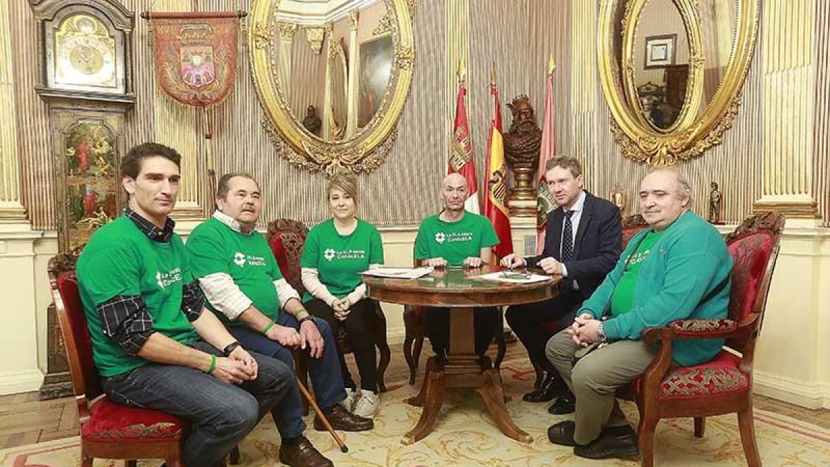 Reunión del alcalde con los miembros de la asociación.-RAÚL G. OCHOA