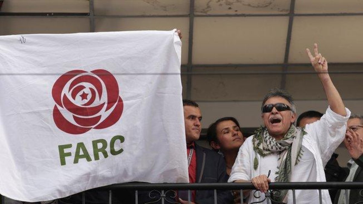 Jesús Santrich, exlíder de las FARC, celebrando que la Corte Suprema le concedió su libertad.-REUTERS