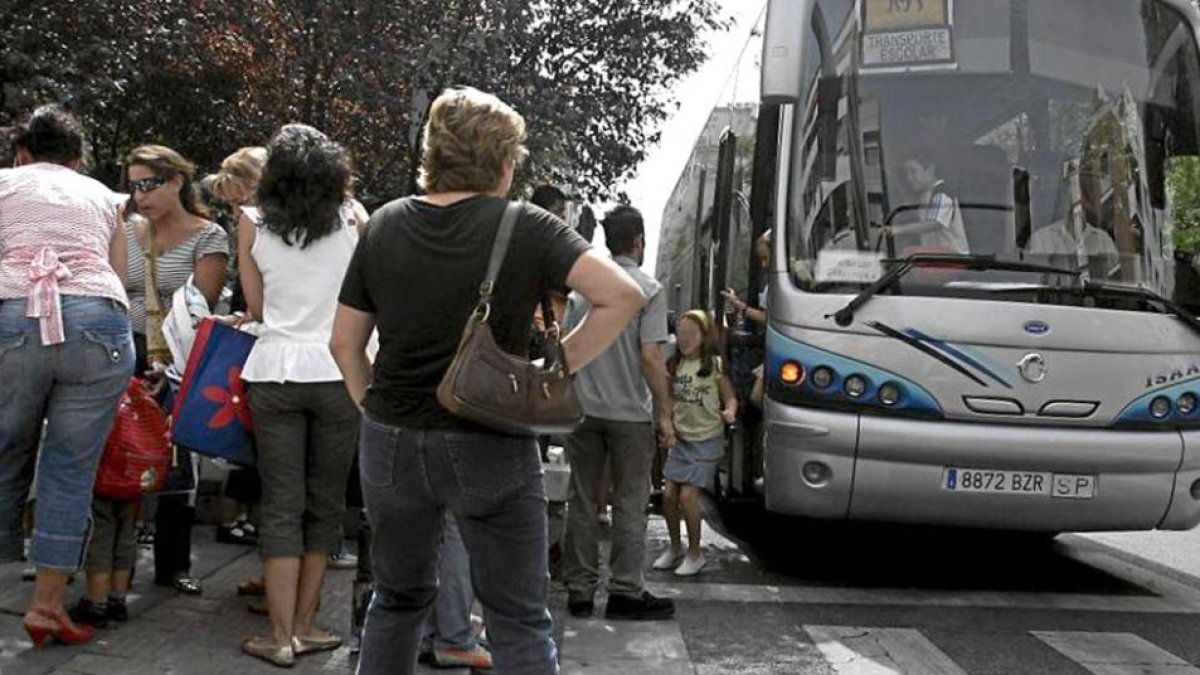 Un autobús presta el servicio de transporte escolar en la provincia.-ECB