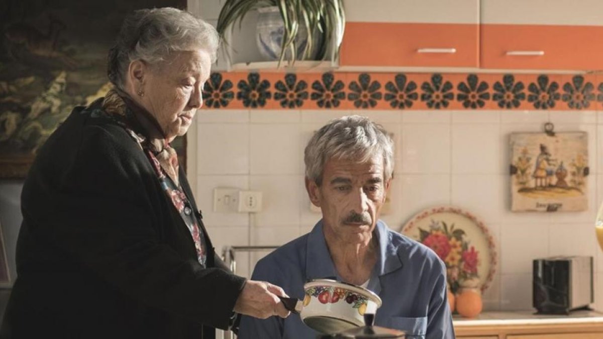María Galiana (Herminia) e Imanol Arias (Antonio), en una imagen de la serie de TVE-1 'Cuéntame cómo pasó'.-