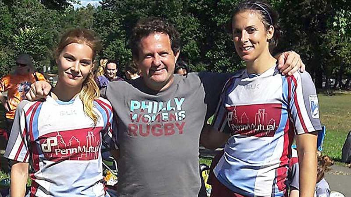 Massot -izquierda- posa junto al técnico, Arturo Bravo, y la capitana del equipo, Kate Hallinan.-FOTO CEDIDA POR BEATRIZ MASSOT