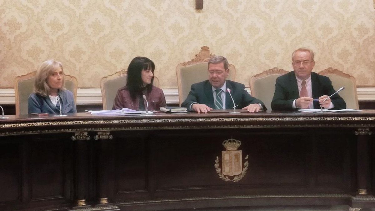 El presidente de la Diputación, César Rico (centro), en la firma del convenio.-D.S.M.