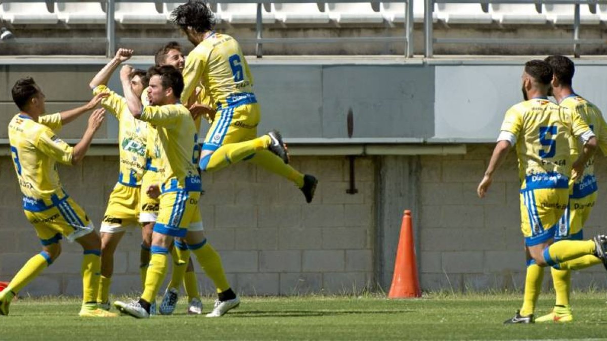 Los jugadores de la Arandina celebran el tanto conseguido por Gustavo, ayer, en el Nuevo Mirador.-DANIEL GIL