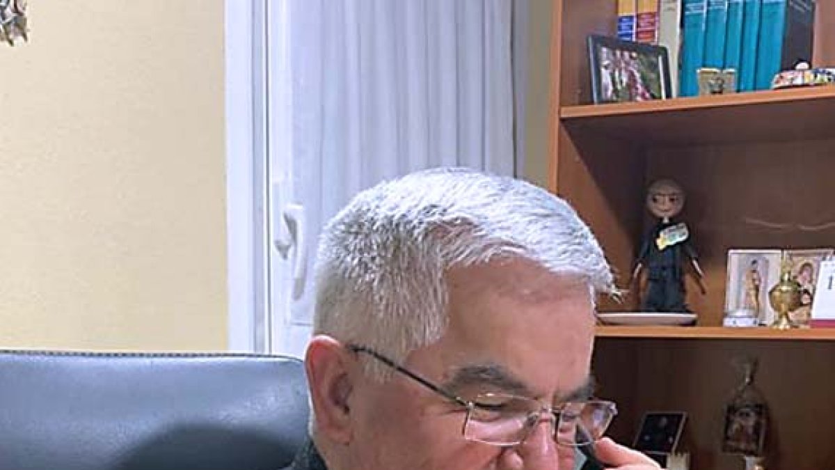 Jesús María Calvo atiende una llamada en el despacho parroquial de El Buen Pastor. ECB