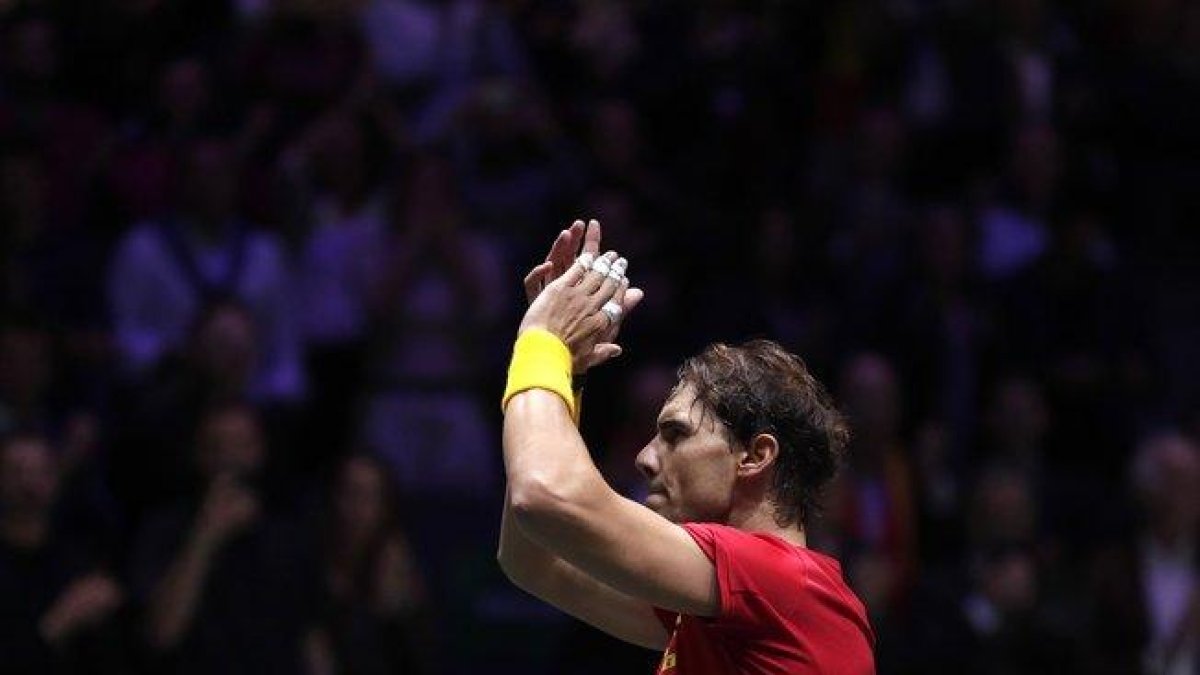 Rafa Nadal aplaude al público de la Caja Mágica tras ganar su partido ante Croacia.Rafa Nadal aplaude al público de la Caja Mágica tras ganar su partido ante Croacia.-AP