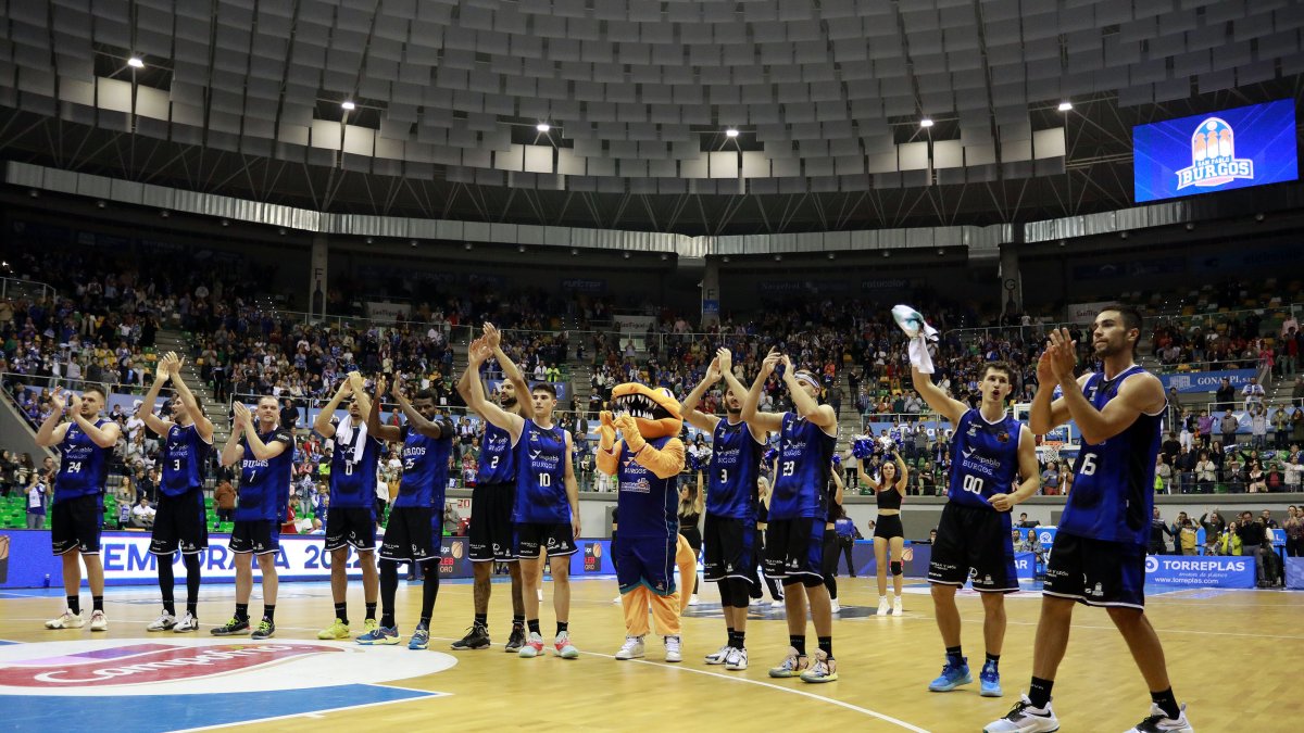 Los jugadores del San Pablo Burgos celebrando con la afición del Coliseum