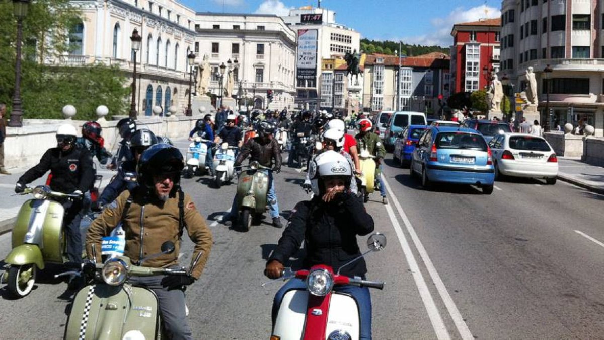 Después de la exposición de estos legendarios vehículos de dos ruedas, la caravana circuló por las calles de la ciudad camino a la comarca de Juarros.-ECB