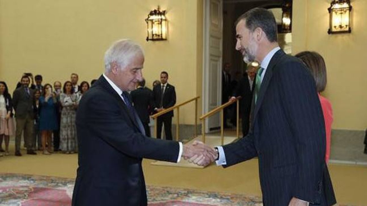 El rey Felipe VI saluda al duque de Híjar, Alfonso Martínez de Irujo, decano de la Diputación de la Grandeza de España, este martes en el palacio del Pardo.-Foto:   TWITTER / @CASAREAL