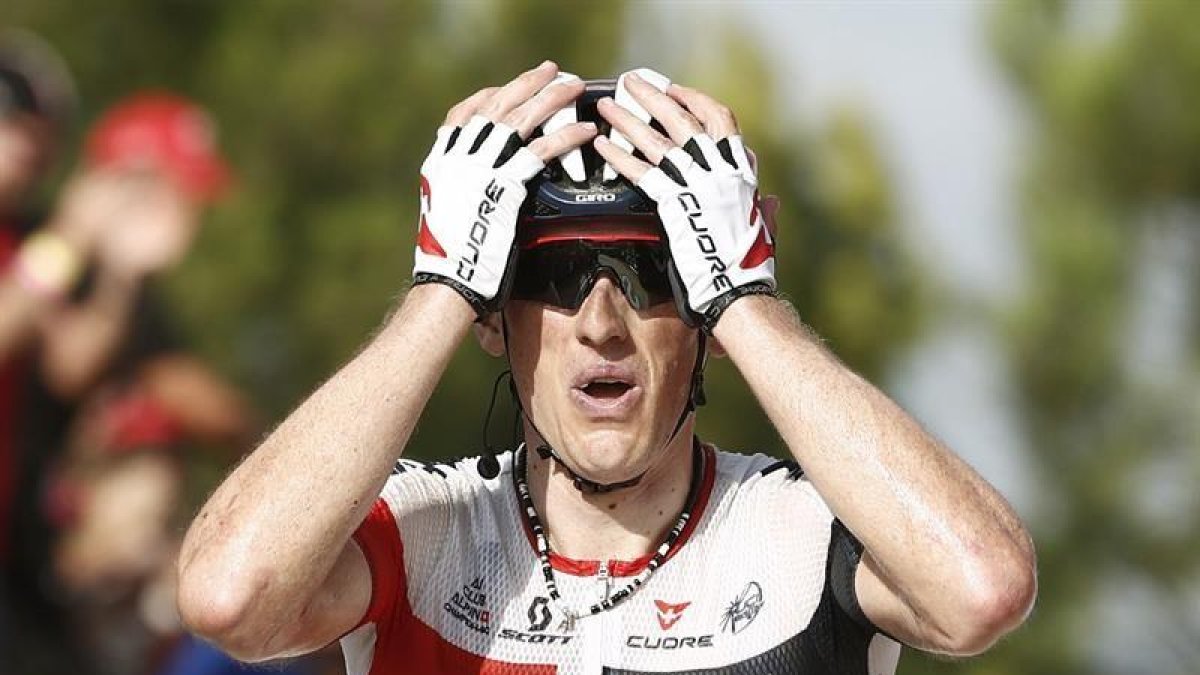 El ciclista suizo del equipo IAM Mathias Frank , se ha proclamado el vencedor de la décimoséptima etapa de la Vuelta Ciclista a España 2016.-EFE/Javier Lizón