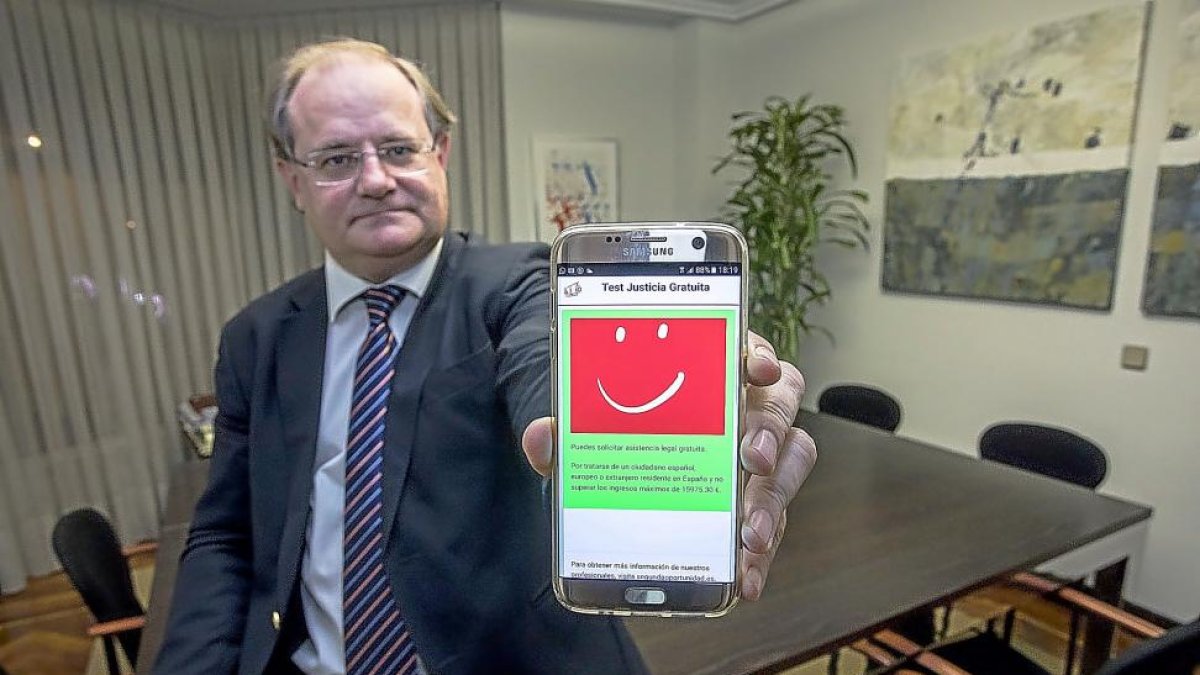 Carlos Martín, abogado impulsor de la aplicación para conocer si tienes derecho a justicia gratuita, en su despacho vallisoletano.-PABLO REQUEJO