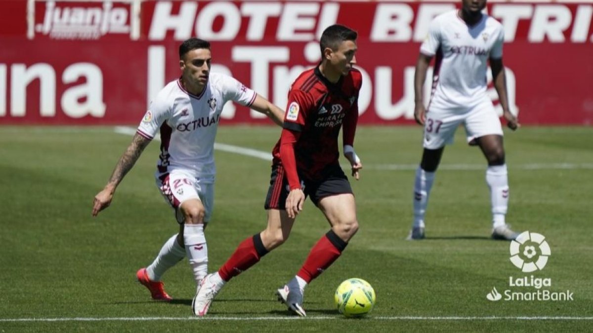 Pablo Martínez conduce el balón. LALIGA