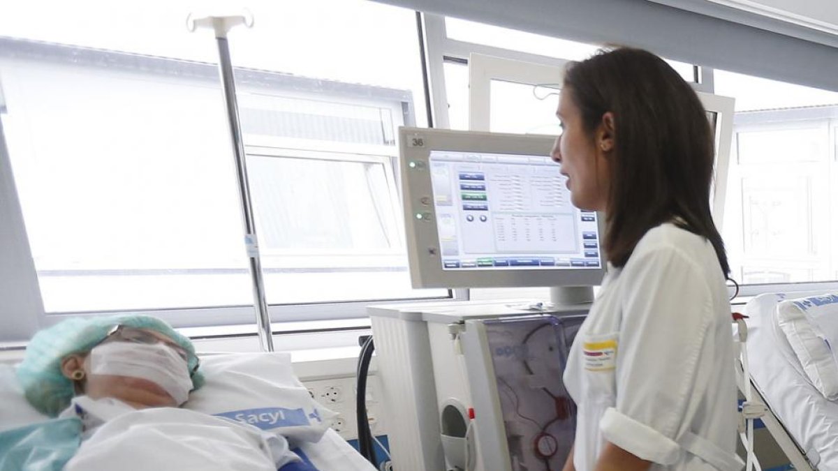 Una enfermera atiende a un paciente hospitalizado en el HUBU.
