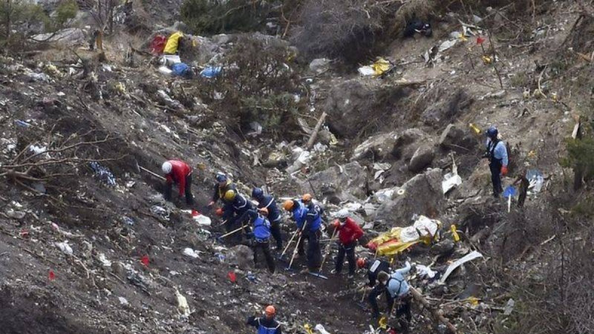 Gendarmes e investigadores, entre los restos del avión estrellado en los Alpes.-Foto: ANNE-CHRISTINE POUJOULAT / AFP