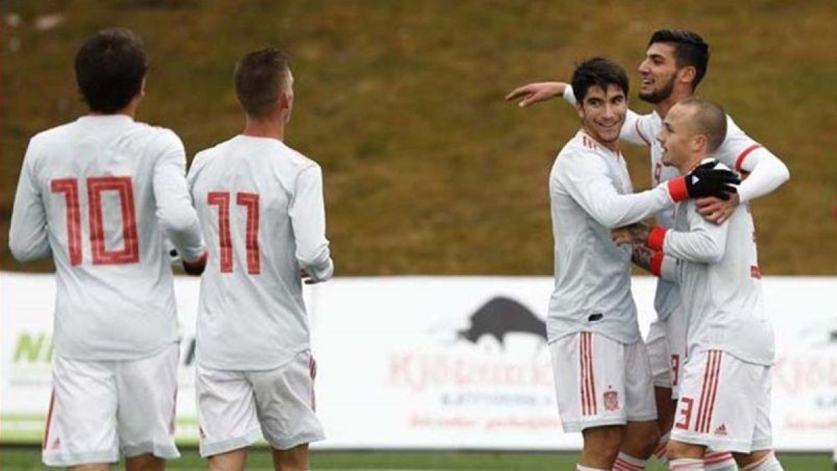 Los jugadores de la sub 21 celebran uno de los siete goles marcados a Islandia.-EL PERIÓDICO