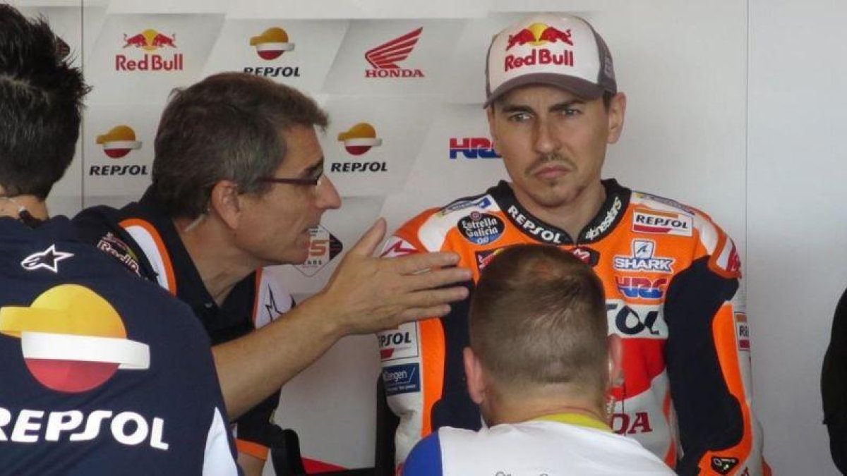 Jorge Lorenzo atiende las explicaciones de su técnico, Ramón Aurín, en Argentina.-EMILIO PÉREZ DE ROZAS