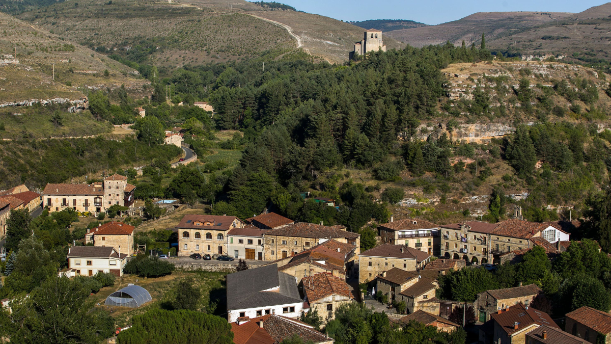 Vista desde el aire de la localidad de Sedano. TOMÁS ALONSO