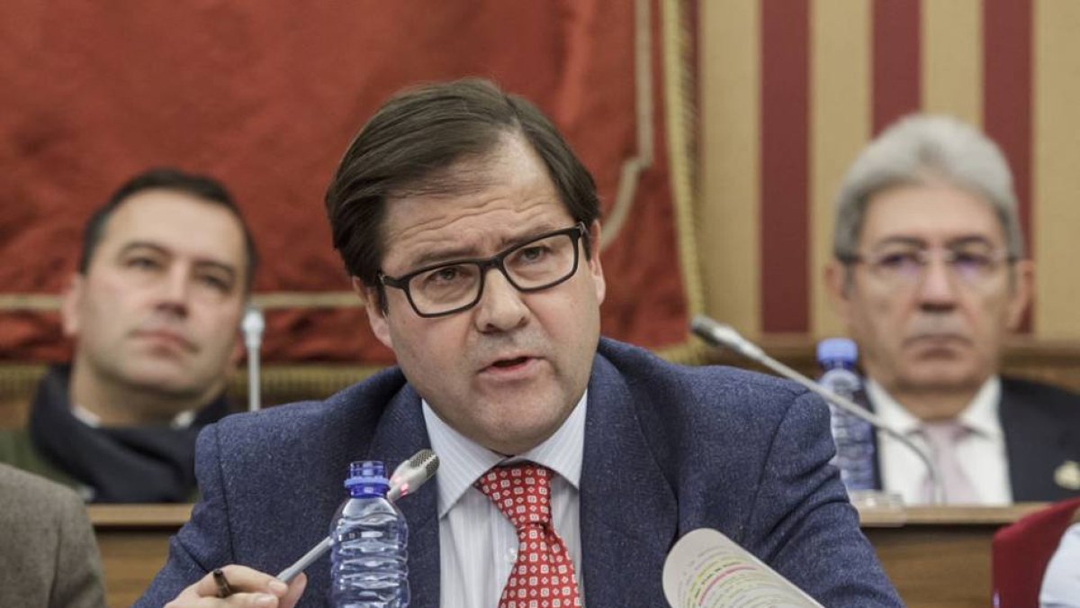 El concejal de Hacienda, Salvador de Foronda, durante una intervención en un pleno municipal.-SANTI OTERO