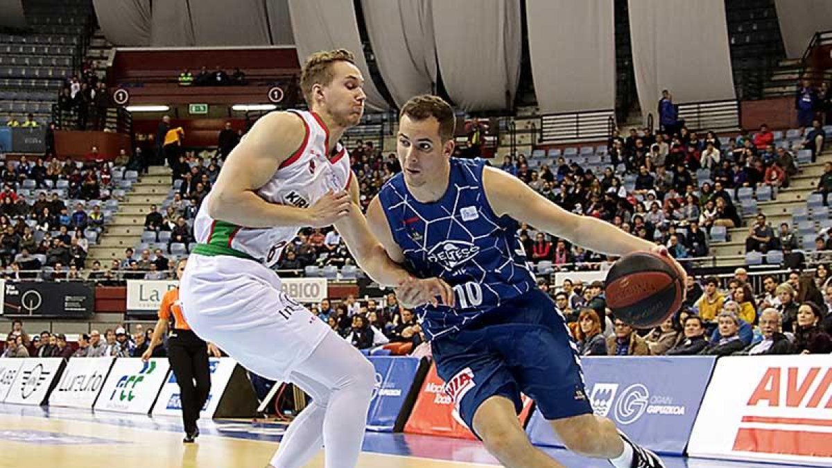 Miquel Salvó supera al exjugador delSan Pablo Tadas Sedekerskis en un partido de la pasada campaña.-ACB PHOTO