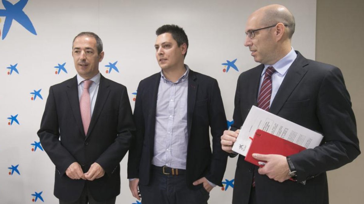 El director territorial de CaixaBank, José Manuel Bilbao, el ganador del premio, Álvaro Sánchez, y el viceconsejero de Economía, Carlos Martín Tobalina.-RAÚL OCHOA