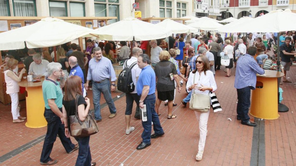 Imagen de casetas de la feria de tapas ubicadas en la plaza de Santo Domingo.-RAÚL G. OCHOA