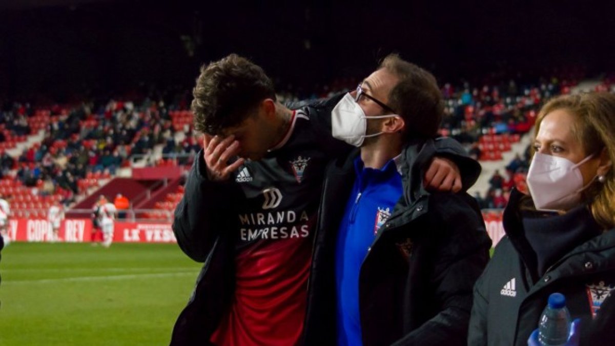 Gelabert abandona el terreno de juego tras sufrir la lesión. CD MIRANDÉS