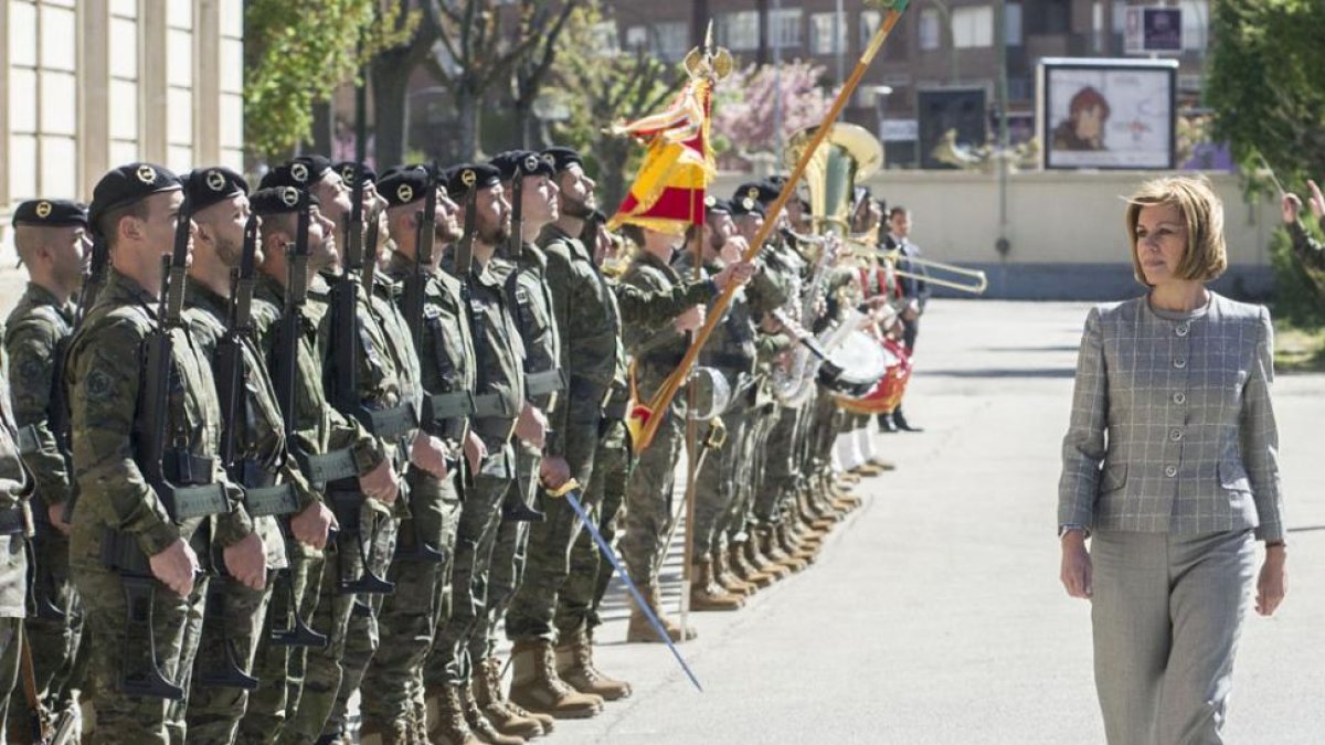 La ministra pasa revista a las tropas en 'San Marcial'-ISRAEL L. MURILLO