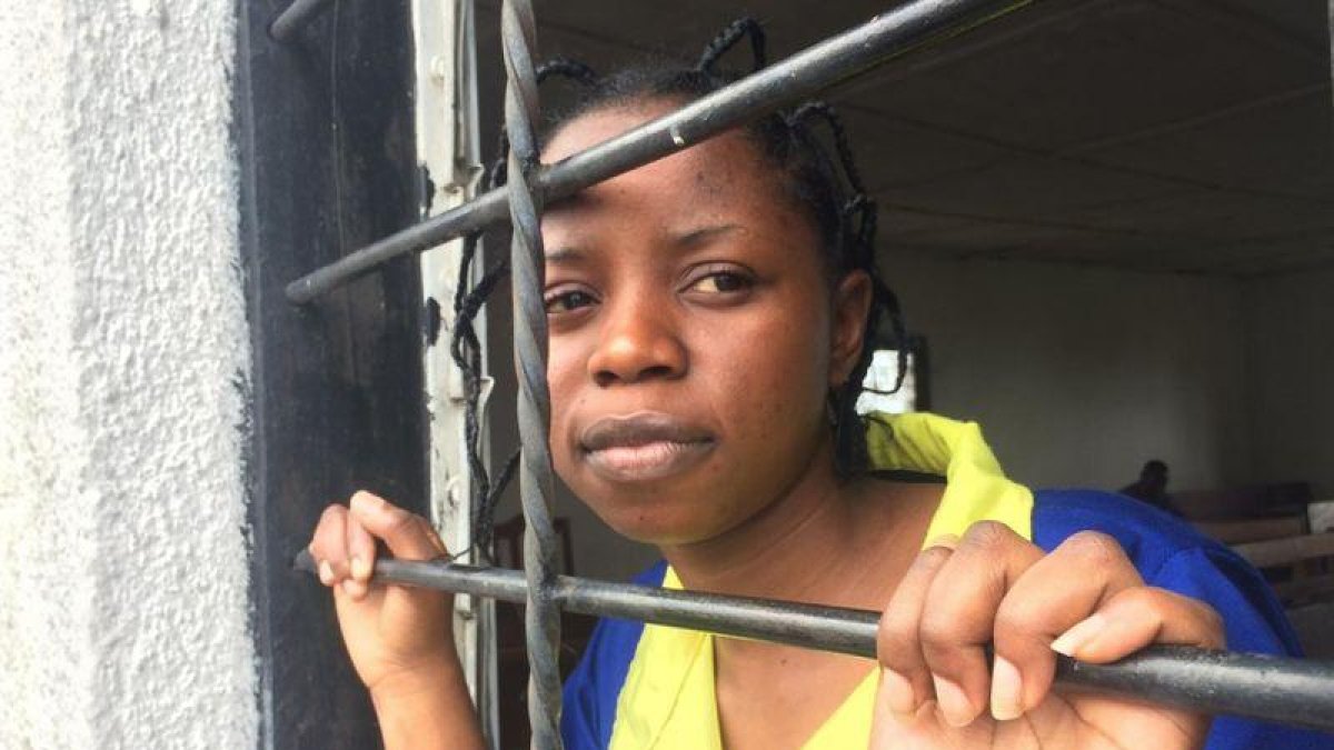 Esta foto de Rebecca Kabugho en la cárcel de Goma se convirtió en un icono de la lucha por la democracia en Congo.-EL PERIÓDICO