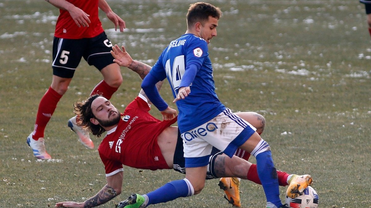 Miki Muñoz echa el resto en defensa en un lance del encuentro ante el Oviedo Vetusta de la primera vuelta. SANTI OTERO