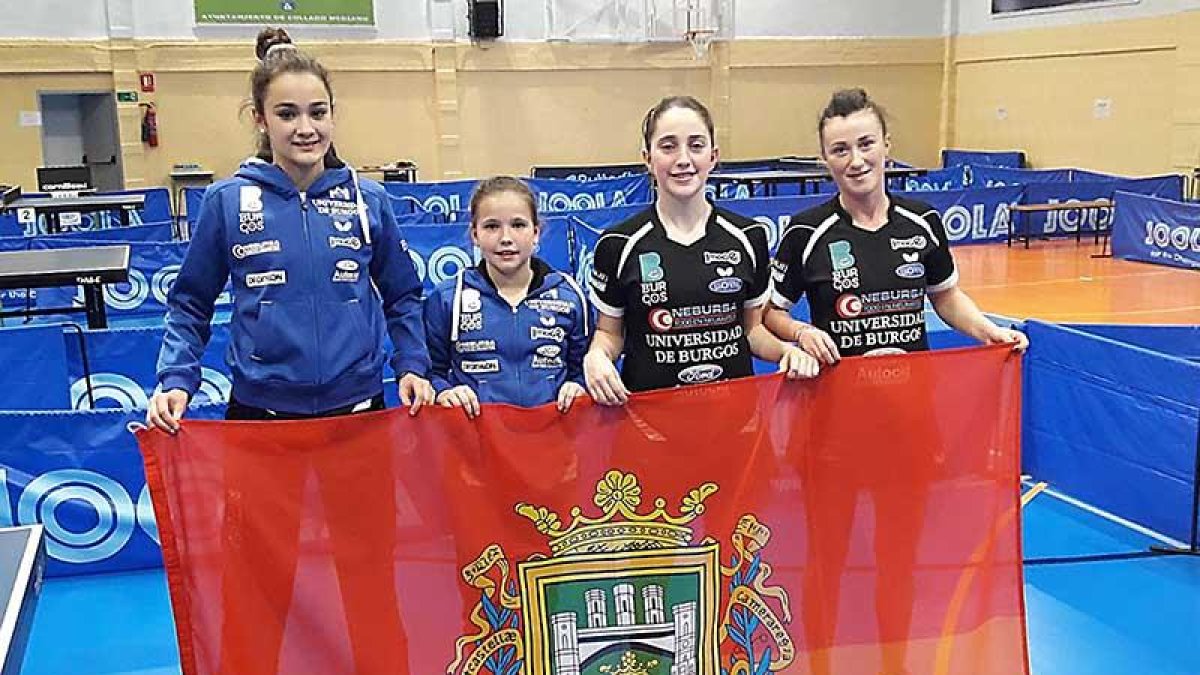 Celia Delgado, María Berzosa, Elvira Rad y Dranca Codruzta posan con la bandera de Burgos-ECB