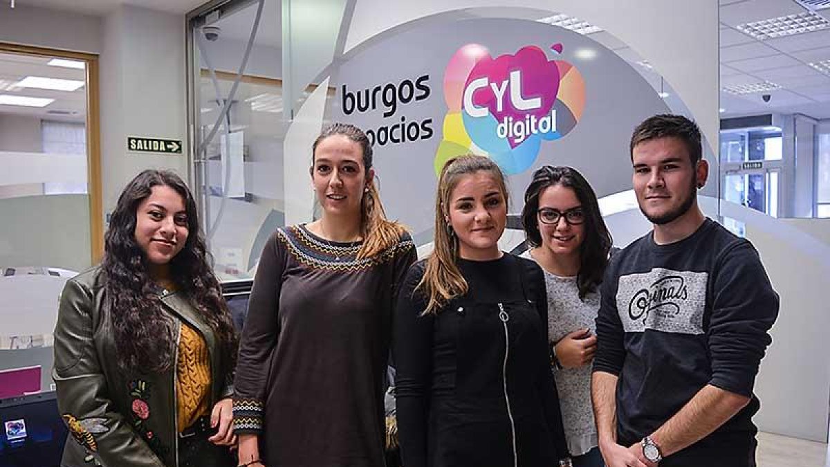 Los cinco alumnos de Pedagogía creadores de AppMIIG@S, en el centro ‘Cyl Digital’, después de impartir un taller para presentar la aplicación.-ECB