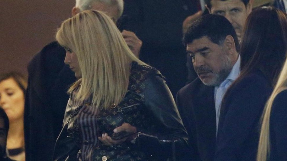 Maradona y su pareja en el Santiago Bernabéu viendo el partido Real Madrid - Nápoles.-REUTERS / SUSANA VERA
