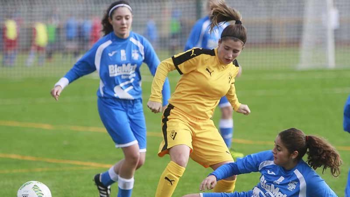 Claudia se lanza al suelo para despejar un esférico ante la internada de una jugadora del Eibar-Raúl G. Ochoa