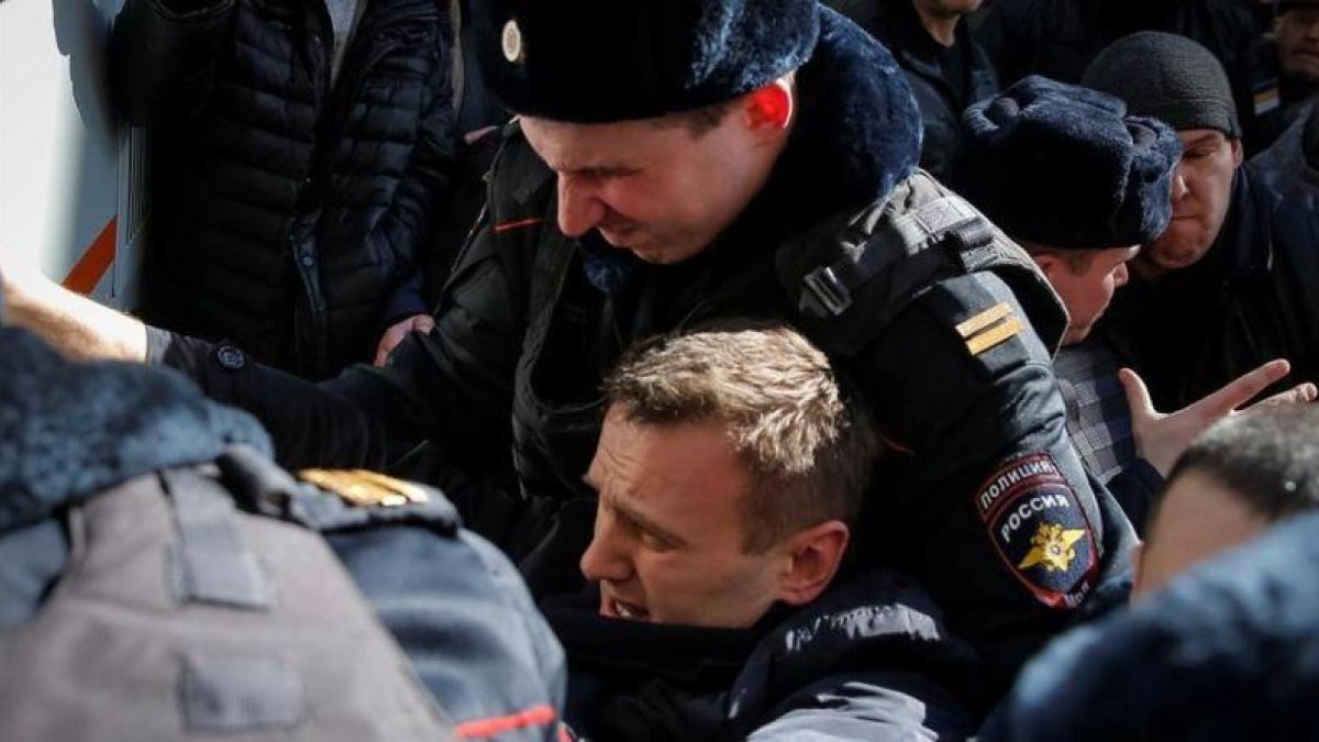 Alexei Navalny, en el momento de ser arrestado.-REUTERS / MAXIM SHEMETOV