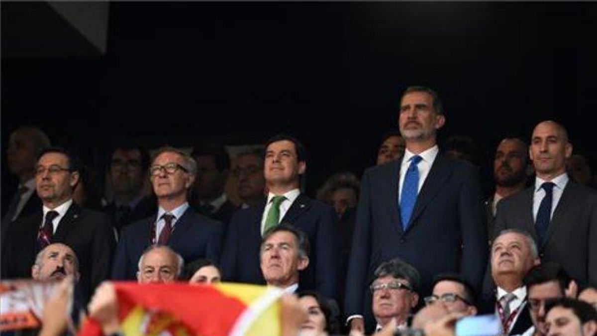 El Rey Felipe, en el centro del palco del Benito Villamarín.-AFP / PAU BARRENA