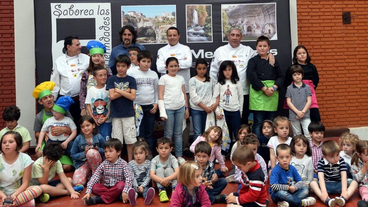 Foto de familia de los participantes, monitores y jurado, tras el certamen.-ECB