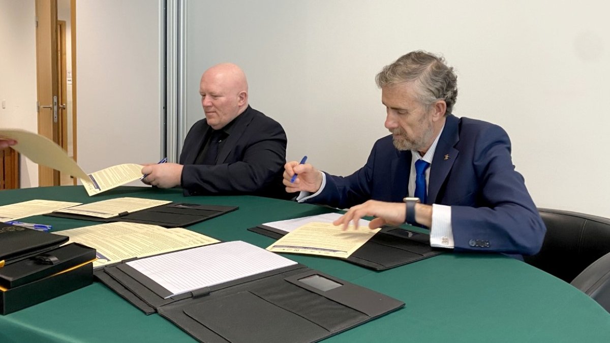 El rector, Manuel Pérez Mateos, firma la incorporación de la UBU al consorcio europeo Emerge. UBU