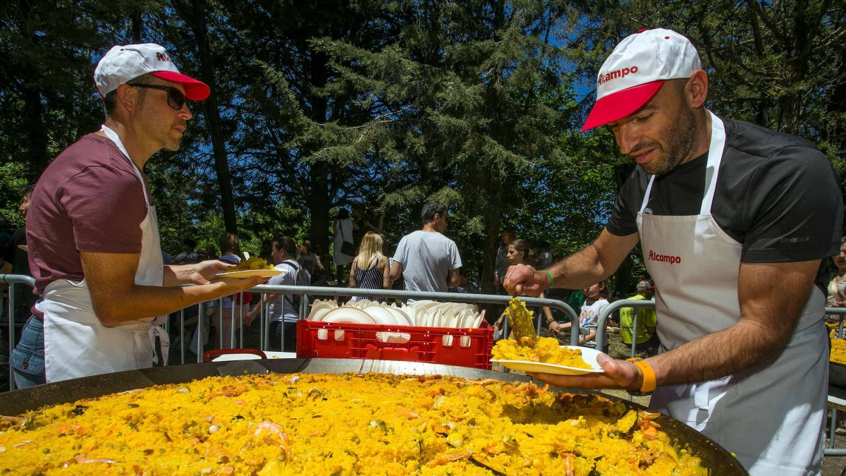 La presencia de las peñas también da un gran impulso a esta celebración que finalizó con el reparto de más de 5.000 raciones de paella.