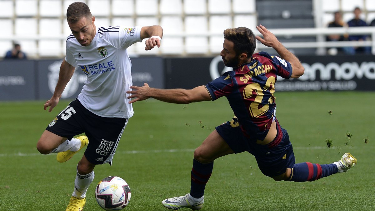 Juan Hernández sortea al defensor de la UD Levante en El Plantío. SANTI OTERO