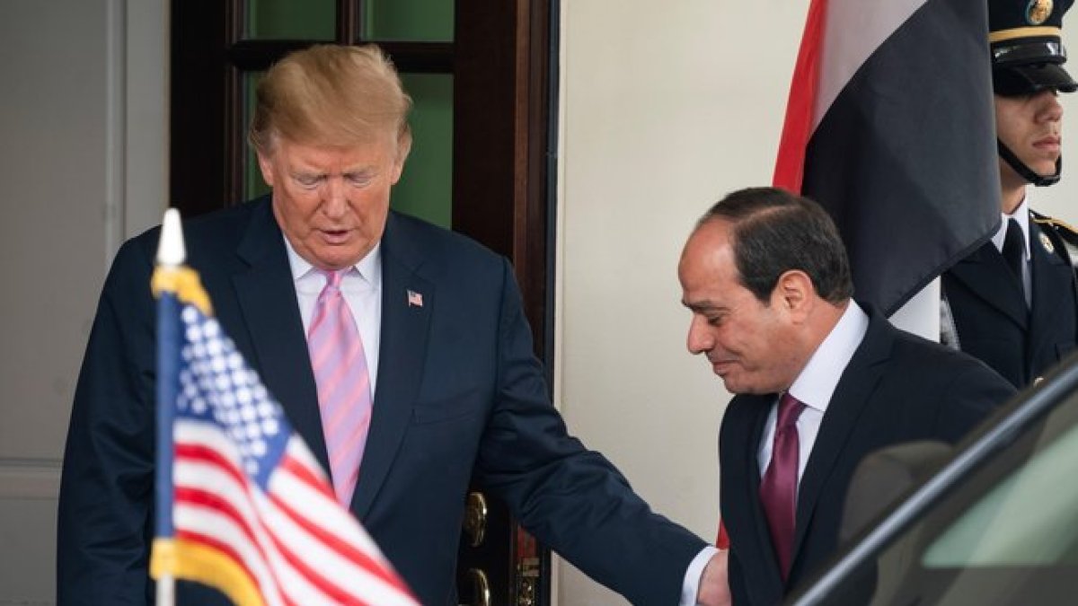 El presidente de los Estados Unidos, Donald Trump recibe a su homologo egipcio, Abdel Fattah Al-Sisi.-EFE