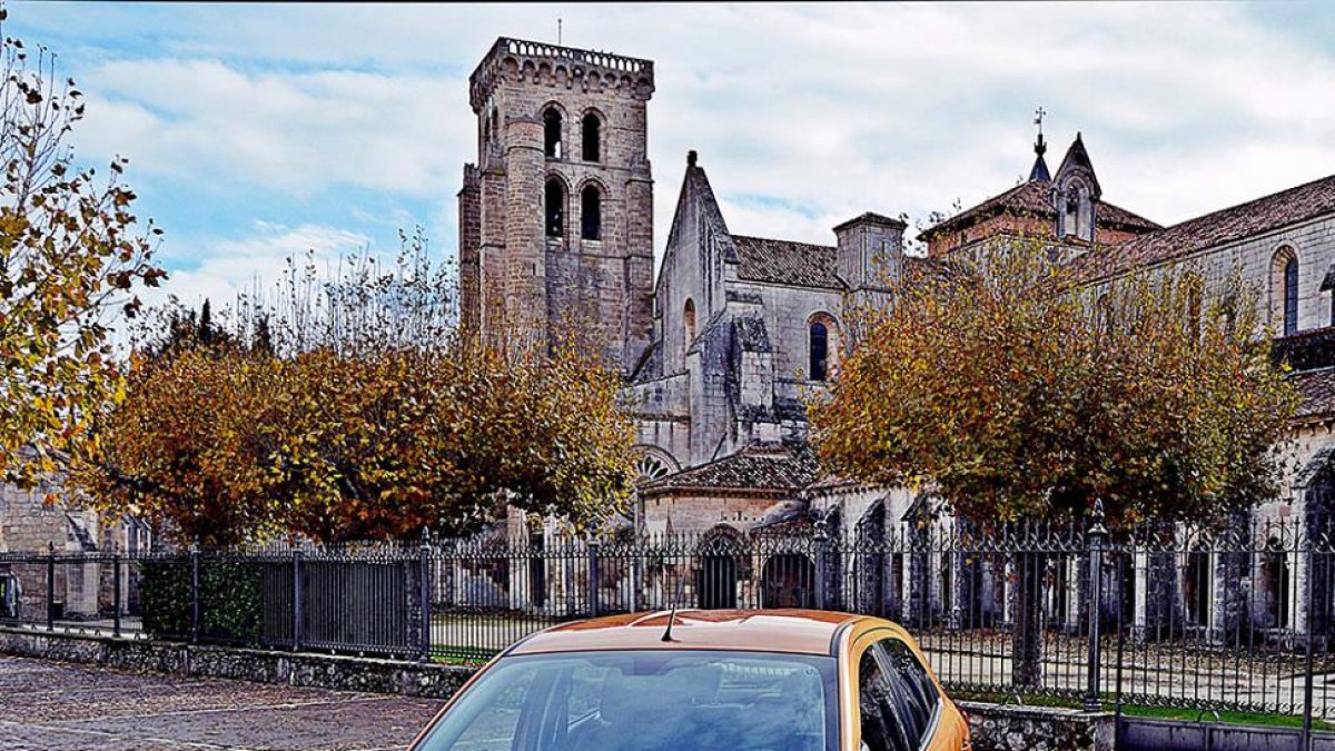 Ford Ka urbano y sobre el asfalto milenario del entorno del Monasterio de las Huelgas.-HÉCTOR FUSTEL