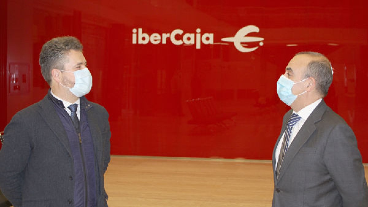El director provincial territorial en Burgos de Ibercaja, Eduardo Hernández, y el presidente de la Asociación de Empresarios del Polígono Industrial de Villalonquéjar, Jorge Villaverde. ECB