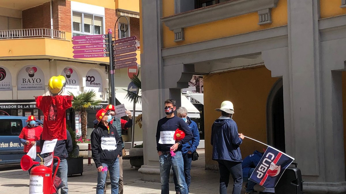 Los trabajadores han protestado durante toda la mañana frente al Ayuntamiento