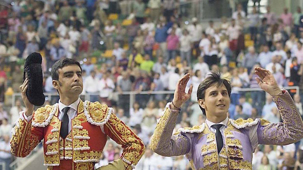 Salida a hombros de Miguel Ángel Perera yRoca Rey en el Coliseum. SANTI OTERO