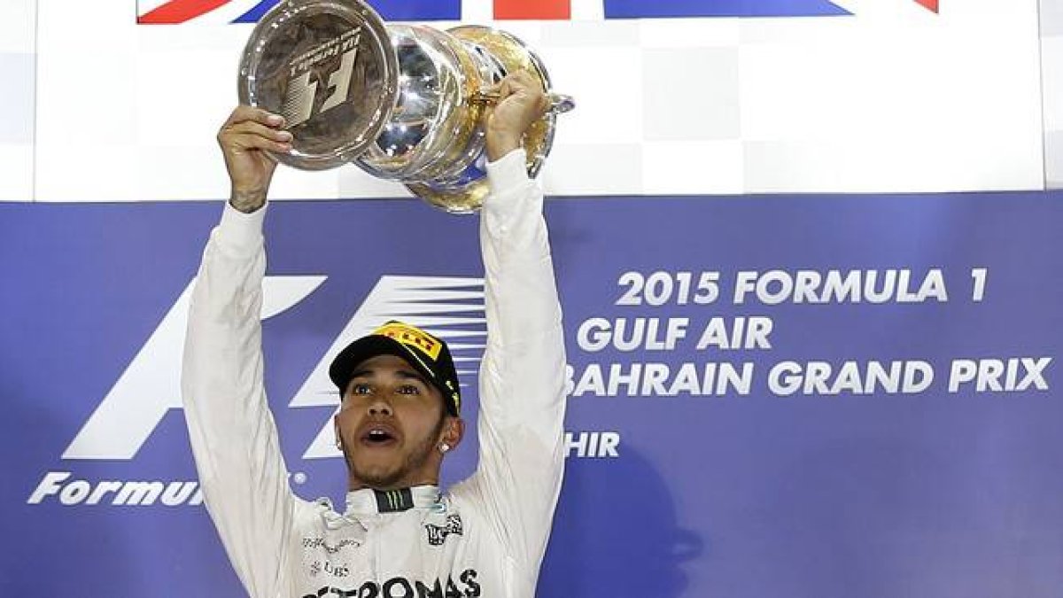 Lewis Hamilton, con el trofeo que lo acreditra como ganador del Gran Premio de Baréin.-Foto:   REUTERS / AHMED JADALLAH