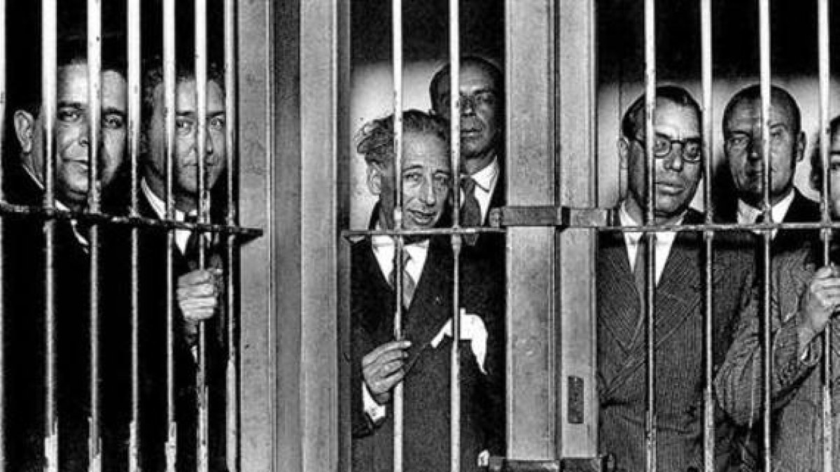 Companys (en el centro), junto a miembros de su Govern, encarcelados a finales de 1934.-EFE - CARLOS PÉREZ DE ROZAS - EUGENIO - ARCHIVO