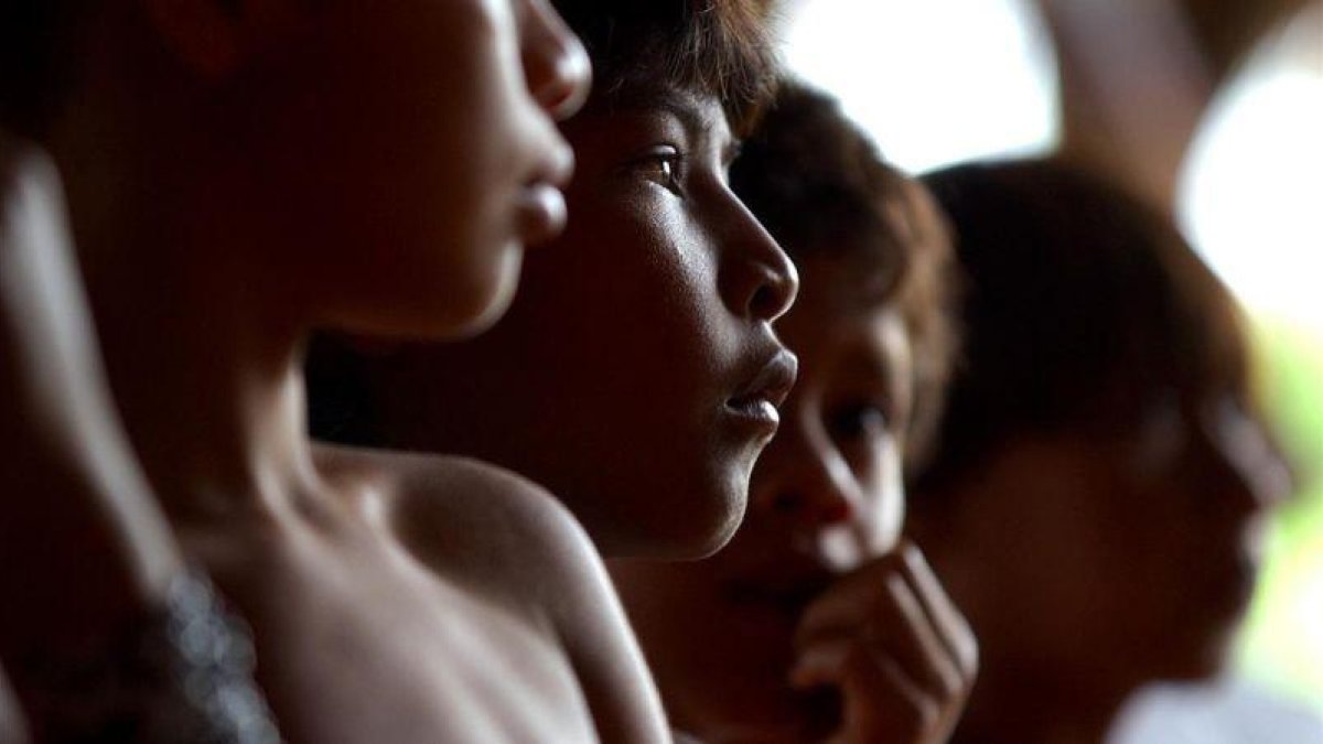 Niños del pueblo indígena guaraní de Brasil. Esta comunidad lleva años soportando la marginación, el desplazamiento forzado y los ataques de los terratenientes.-DARIO LOPEZ-MILLS