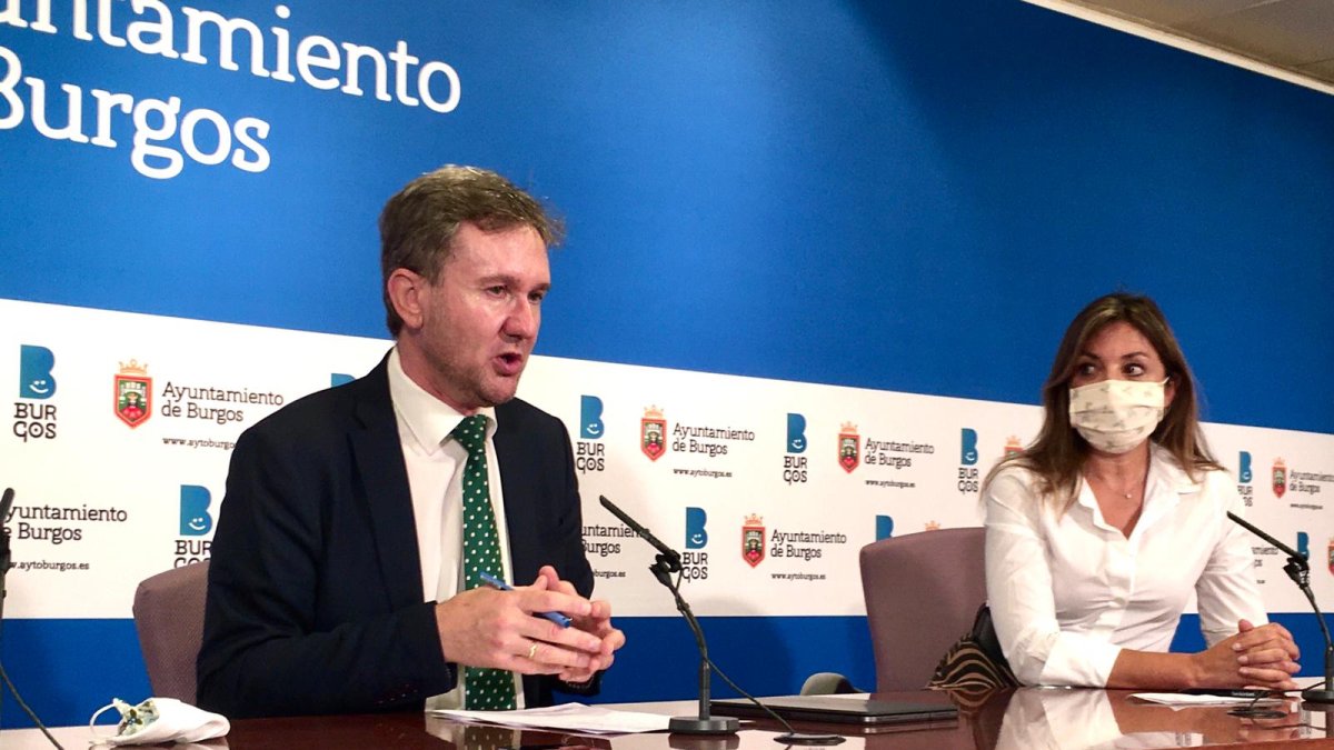 Javier Lacalle esta mañana anunciando su renuncia acompañado de Carolina Blasco. RAÚL G. OCHOA