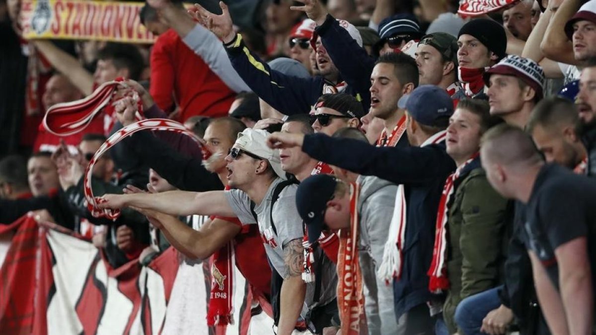 Los seguidores del Colonia, en campo del Arsenal-AP / KIRSTY WIGGLESWORTH