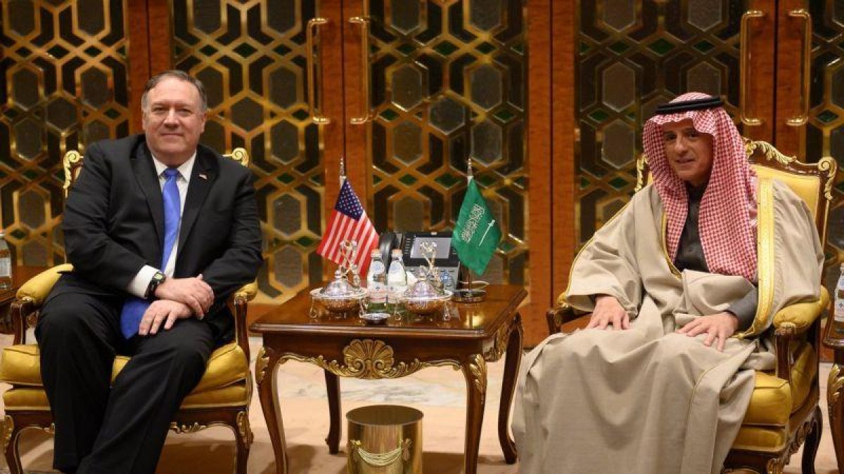 El secretario de Estado Mike Pompeo junto al ministro de Asuntos Exteriores, Adel al-Jubeir, en su llegada a Riad.-REUTERS