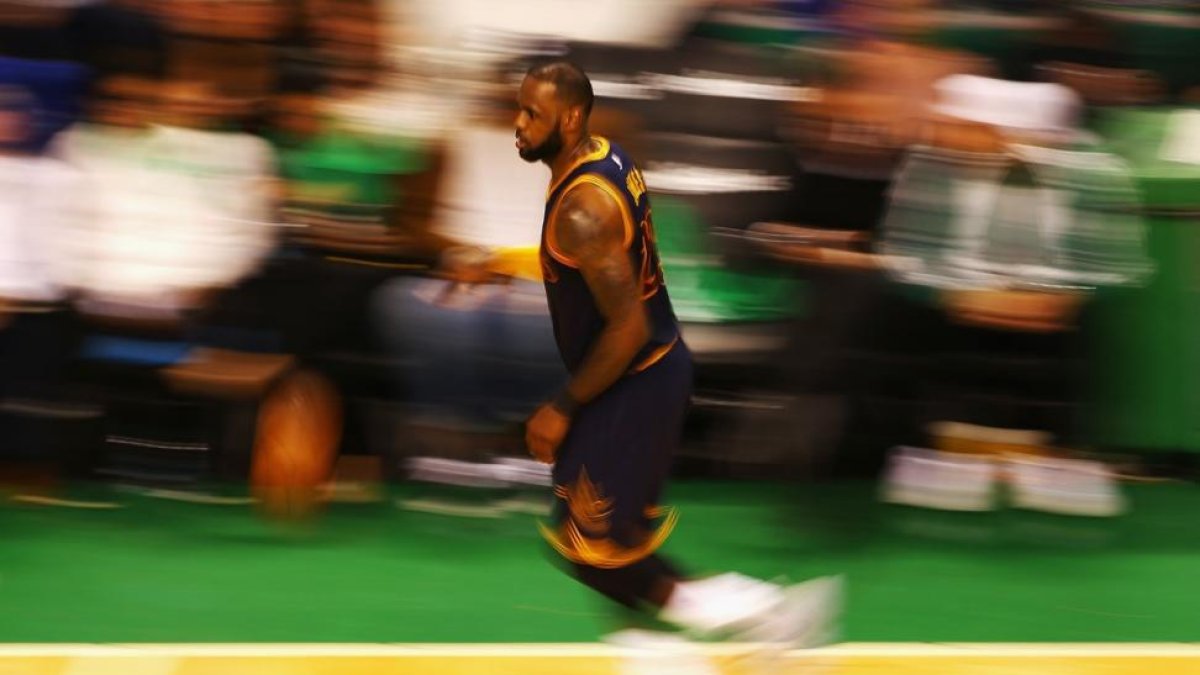 LeBron James, en acción.-